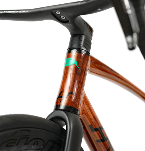 Wooden headtube of HTech Aeriform with complete internal cable routing and high gloss finish
